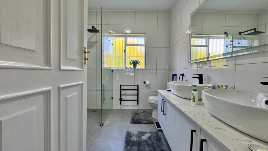3 Bedroom Property for Sale in Roundhay Western Cape